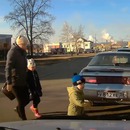 miniature pour Un enfant fonce dans une voiture quand il traverse la rue en courant