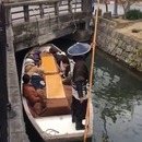 miniature pour Se baisser en bateau pour traverser un pont très bas