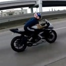 motard-nid-poule-200kmh