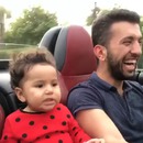 miniature pour Un père tape des accélérations dans une décapotable avec un bébé non attaché
