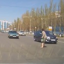 miniature pour Une voiture dévie pour ne pas écraser une femme sur la route