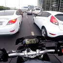 miniature pour Conduite agressive d'un motard dans les bouchons