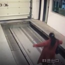 miniature pour Une femme rentre dans un parking automatique pour voitures