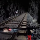 2-cyclistes-tunnel-train