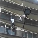 miniature pour Un homme monte sur les balcons pour sauver un enfant suspendu (Paris)