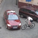 cycliste-evite-accident-voiture-poteau
