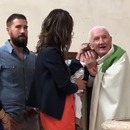 miniature pour Un prêtre français gifle un bébé