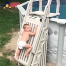 miniature pour Un bébé grimpe la protection d'une échelle de piscine