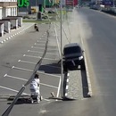 miniature pour Un homme en voiture se croit dans GTA et dégomme une ligne de lampadaires