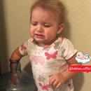 Un bébé à la main coincée dans un réservoir d'eau