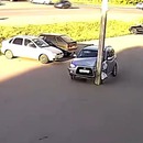 miniature pour Un automobiliste ébloui par le soleil rentre dans un poteau