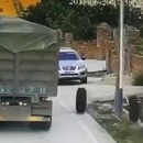 miniature pour Une voiture attaquée par 2 roues