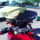 miniature pour Une voiture frotte un motard, il lui court derrière