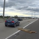 miniature pour Un motard évite des palettes volantes sur l'autoroute