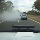 miniature pour Une voiture disparaît derrière une fumée blanche