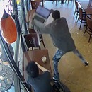 miniature pour Il se fait voler son ordinateur portable pendant qu'il l'utilise dans un café