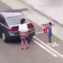 miniature pour Une mère tente d'abandonner son fils sur la route