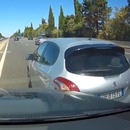 miniature pour Une voiture à l'arrêt sur la voie rapide et un presque accident (France)