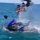 miniature pour Un Jet-ski explose sur un père et son fils qui l'utilisaient