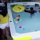 miniature pour Maman joue sur son téléphone pendant que sa fille se noie dans la piscine