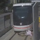 miniature pour Un homme traverse une voie de tramway et se fait rouler dessus (Turquie)