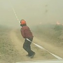 miniature pour Une tornade de feu tire le tuyau des pompiers