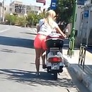 blonde-demarrer-scooter-bequille