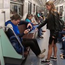 miniature pour Une femme verse du javel sur les hommes qui ont les jambes écartées dans le métro