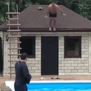 miniature pour Un homme se pète la gueule en sautant du toit dans une piscine