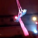 miniature pour Une acrobate chute lors d'un spectacle de tissu aérien dans un cirque