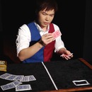 miniature pour Le tour de magie d'Eric Chien avec un ruban et des cartes