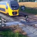 miniature pour Un cycliste traverse la voie ferrée quand un train en cache un autre