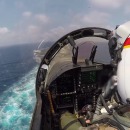 miniature pour Un avion de chasse F/A-18F se pose sur un porte avions