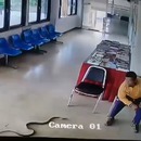 miniature pour Un serpent attaque un homme dans la salle d'attente du commissariat