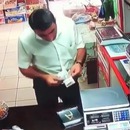miniature pour Voler un billet en le mettant dans son pantalon