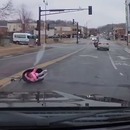 miniature pour Un enfant et son siège tombent d'une voiture