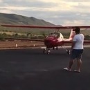 homme-atterrissage-avion-percuter