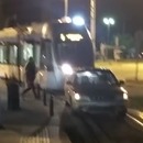 miniature pour Une voiture garée sur la voie tramway