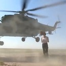 journaliste-presque-assommee-helicoptere-combat