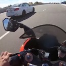 miniature pour Un conducteur de BMW et un motard font la course sur l'autoroute et ça finit mal