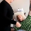 miniature pour Neymar touche et tape les fesses de sa mère