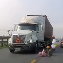 miniature pour Une maman évite à son bébé de se faire écraser par un camion