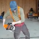 miniature pour Démonstration d'un pantalon de protection qui bloque une tronçonneuse