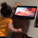 miniature pour Une petite fille assiste à la chute de Mufasa dans le Roi Lion