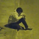 miniature pour Un enfant fait ses devoirs sous la lumière d'un lampadaire