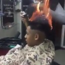 coiffeur-enflamme-cheveux-client