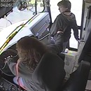miniature pour Une conductrice de bus sauve un enfant d'un accident avec une voiture