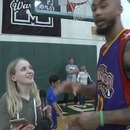 miniature pour Une journaliste avec un regard amoureux envers un grand basketteur