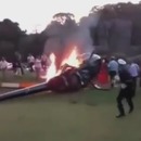 miniature pour L'hélicoptère transportant la mariée prend feu
