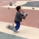 enfant-lance-pigeons-fille